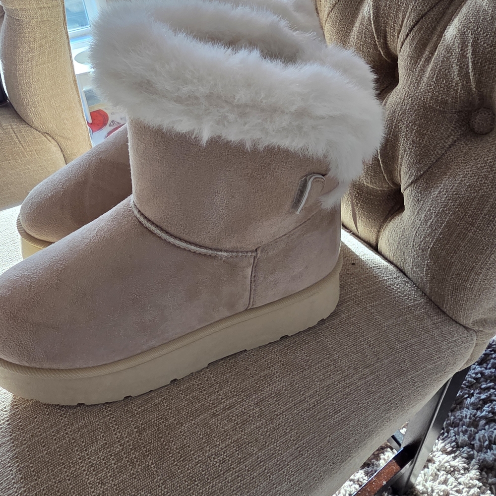 Women's Tan Shearling Boots 9M New Bows On Back